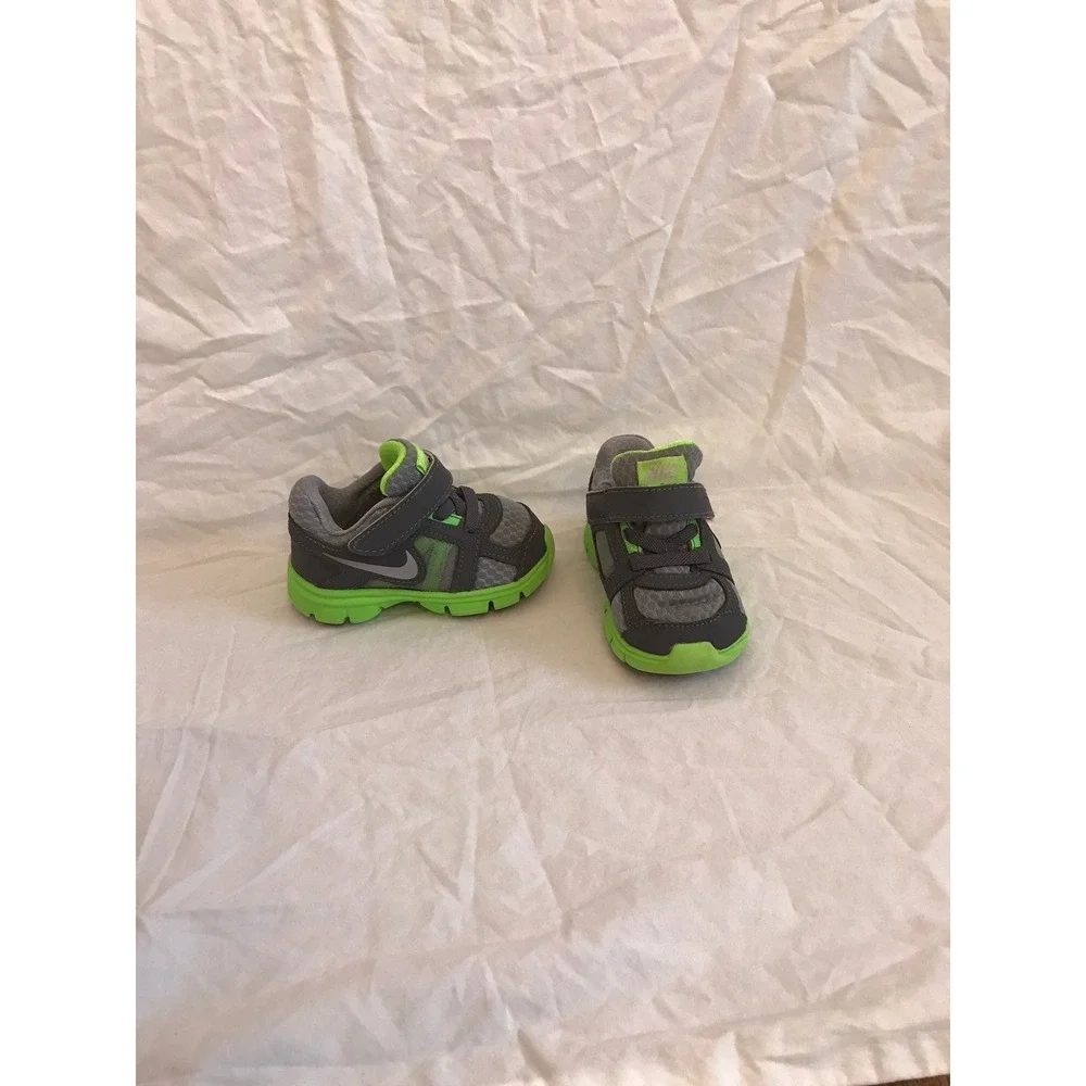 Baby‎ nike shoes size 4
